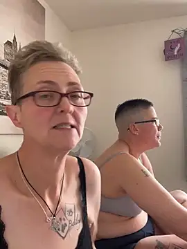 Curvy-Jinx live sex cam