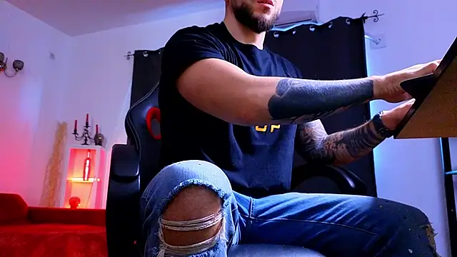 MightyAaron66 live sex cam