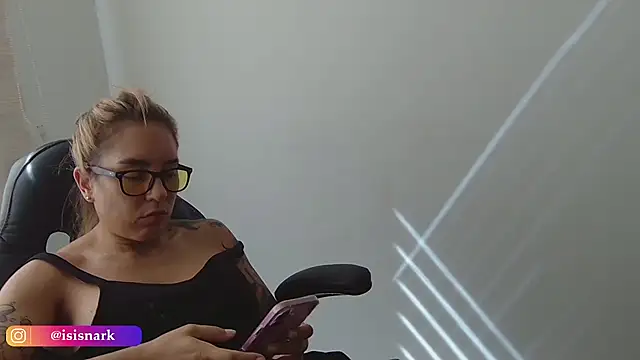 ValkyriaRose live sex cam