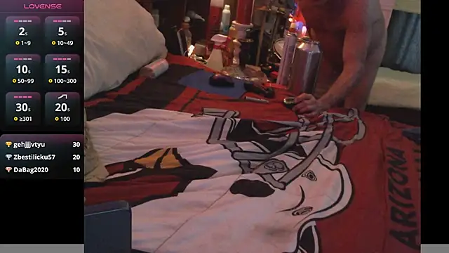 Pussyeat2please live sex cam