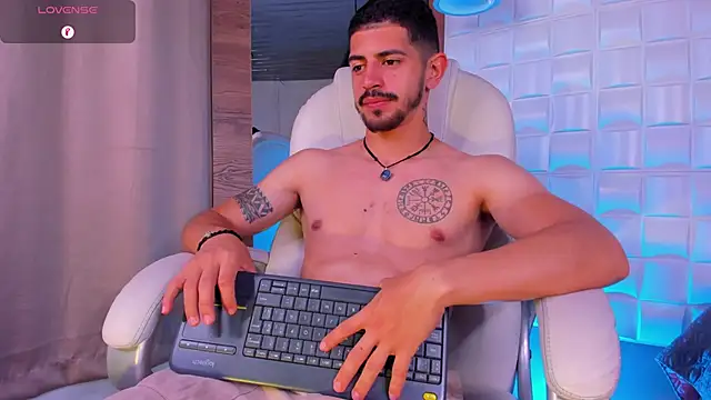 AlejandroStormm live sex cam