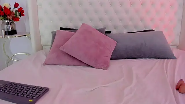 Emily_Hudson_'s cam snapshot