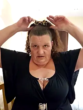 MissQueenBeex live sex cam