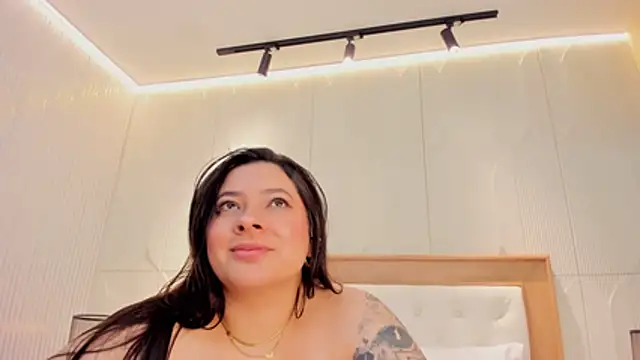 SophieCurves live sex cam
