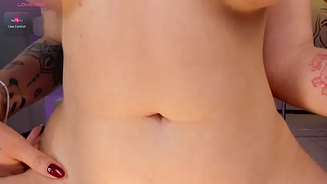 NiaHolland live sex cam