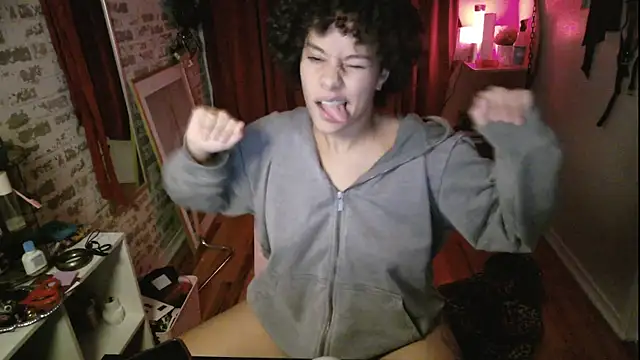 PrettyLittleProblem's cam snapshot