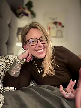 blondebitch2 live sex cam