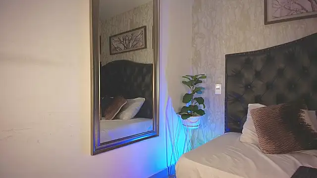 MaxxiCruzz live sex cam