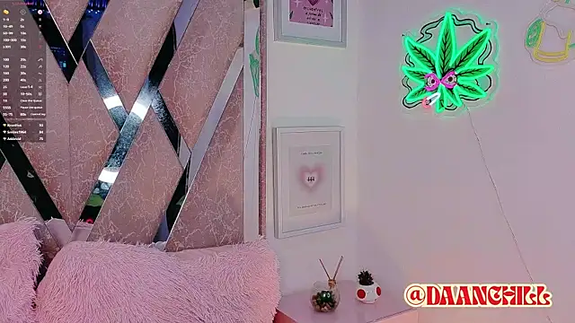 ScarlettRusso1's cam snapshot