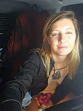 SheIsSomething's cam snapshot