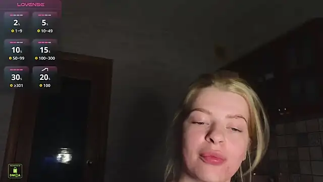 RinaBlondie live sex cam