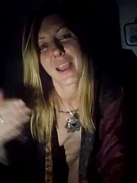 SheIsSomething live sex cam