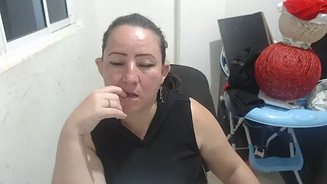 Yohis_Kiut25 live sex cam