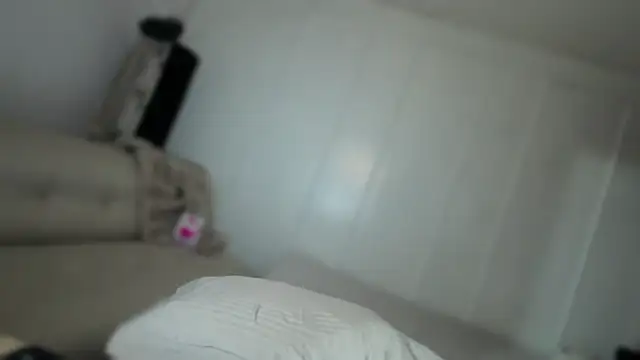 TheQueenNextDoor live sex cam