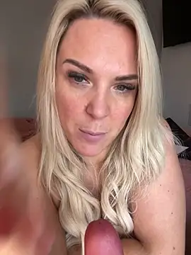 Bustyblondebabe32 live sex cam