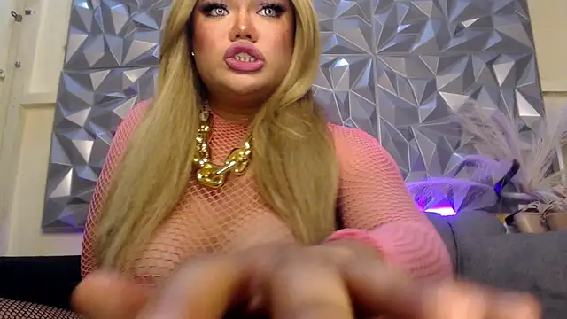 AlwaysHornyMia live sex cam