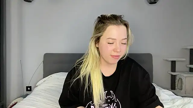 Embersweetbunny's cam snapshot