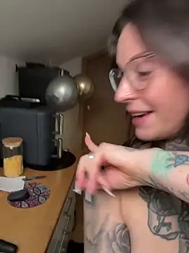 BrownieyQueen live sex cam