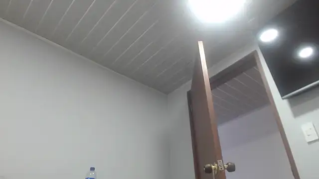 naughthyany16 live sex cam