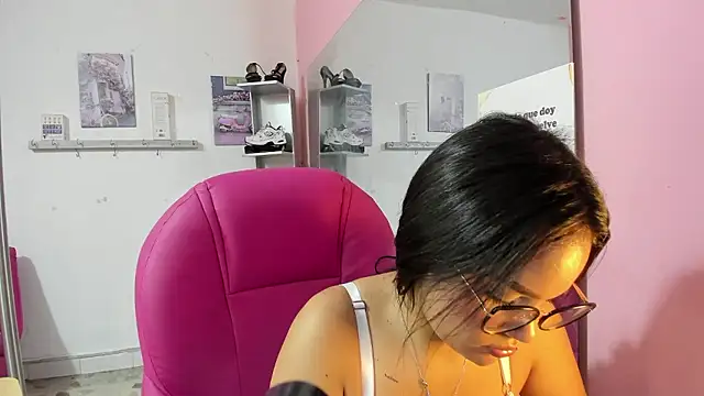 CAMILA--REY live sex cam