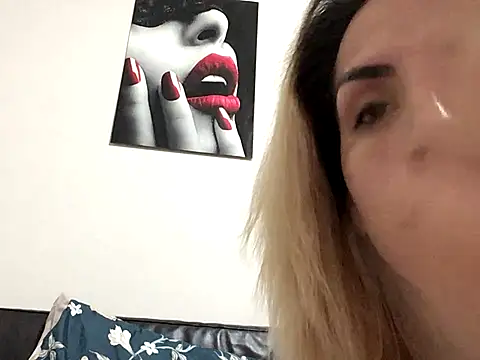 ESTRELLABERECHUCKY live sex cam