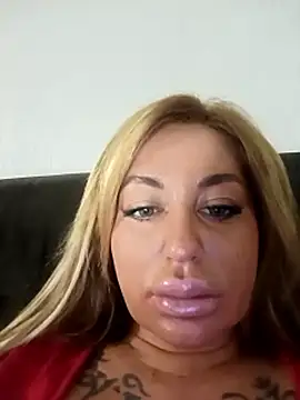 MiaMooly live sex cam