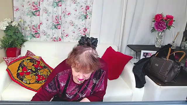 YourHotGranny's cam snapshot