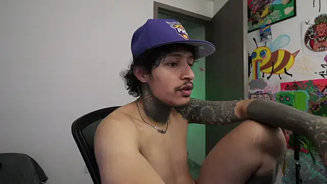 trieone live sex cam