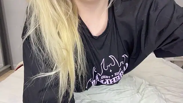 Embersweetbunny's cam snapshot