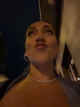 Ninabigtitied's cam snapshot