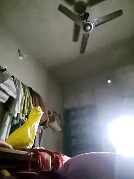 desiupcouple live sex cam