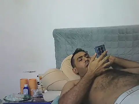 AlphaLatinoBear live sex cam