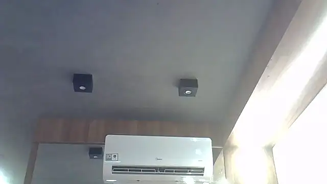 SkinnyKitten live sex cam