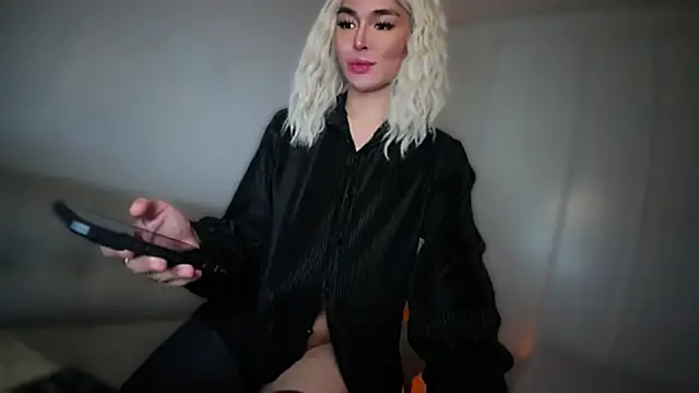 TheQueenNextDoor live sex cam