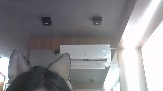 SkinnyKitten live sex cam