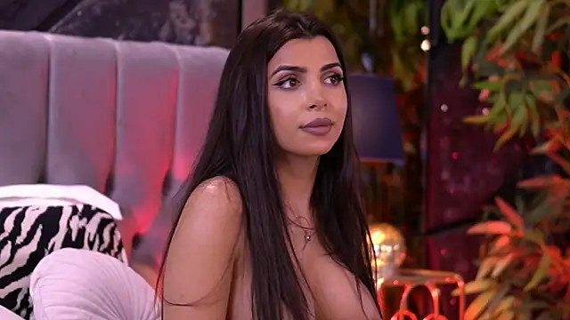 NicoleCellini live sex cam