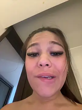 Alyshanon18's cam snapshot