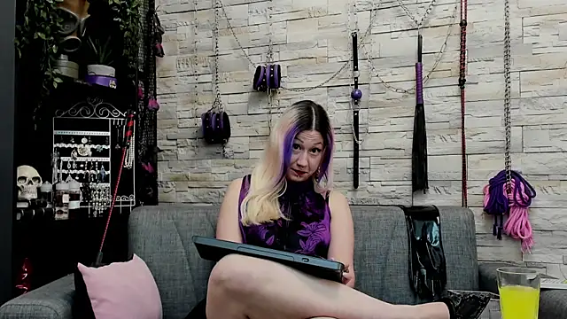 CruelMistress live sex cam