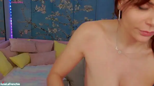 JuneLaFrenchie's cam snapshot