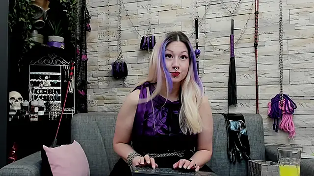 CruelMistress live sex cam