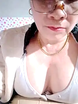 small-house123's cam snapshot