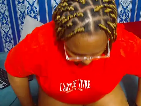 JUICEYLIPS333's cam snapshot