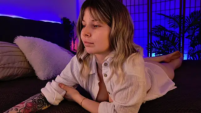 Gwen_Hilton's cam snapshot