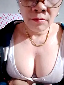 small-house123's cam snapshot