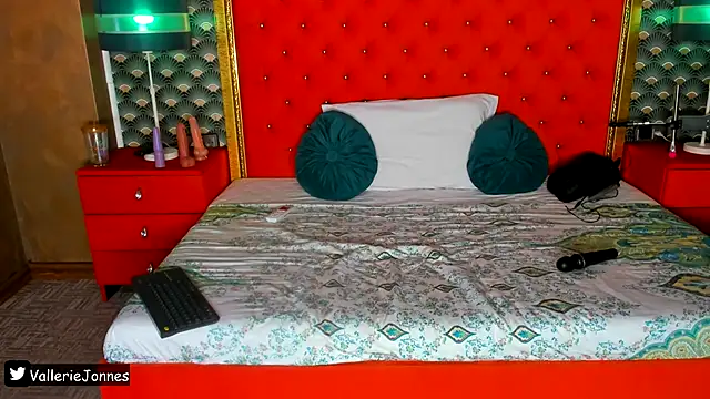 VallerieJones live sex cam