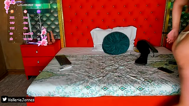 VallerieJones live sex cam