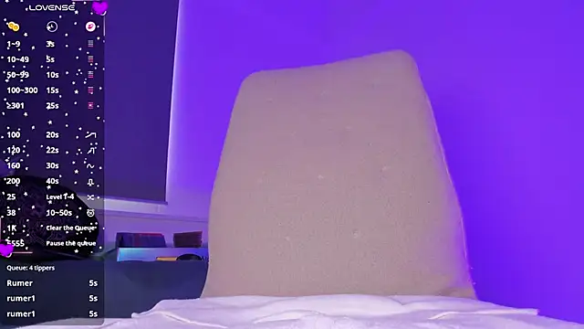 laura-hills18 live sex cam