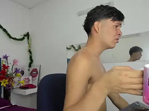 Aaron_Foxxx live sex cam