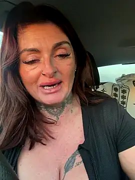 MommyScarletEire live sex cam