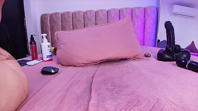 Auroraa_miller's cam snapshot